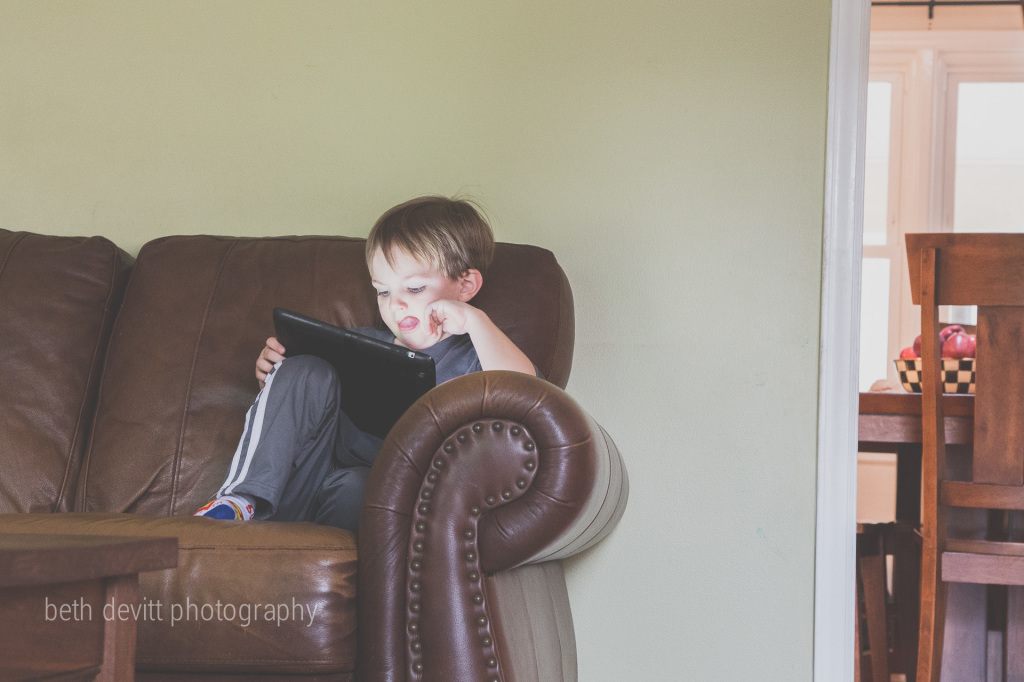 that tongue -- a sign of true concentration.  his grandfather does it.  his father does it.  his brother does it.  