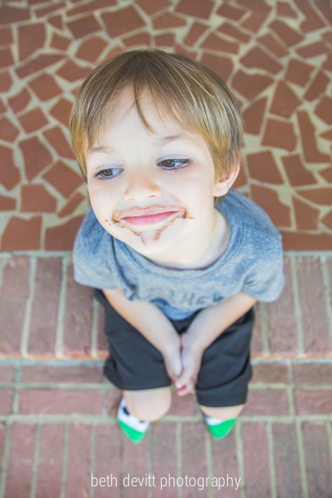 our air conditioner died on wednesday.  thus, we have been indulging in cool treats.  today we had chocolate pudding pops.  ;)